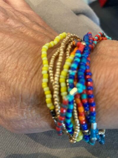 Bracelet en perles colorées.