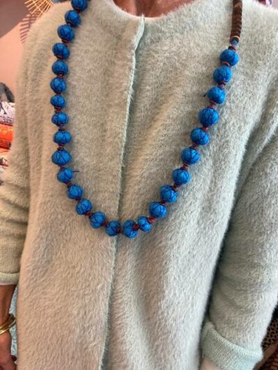 Collier fait à la main en fil de coton bleu.