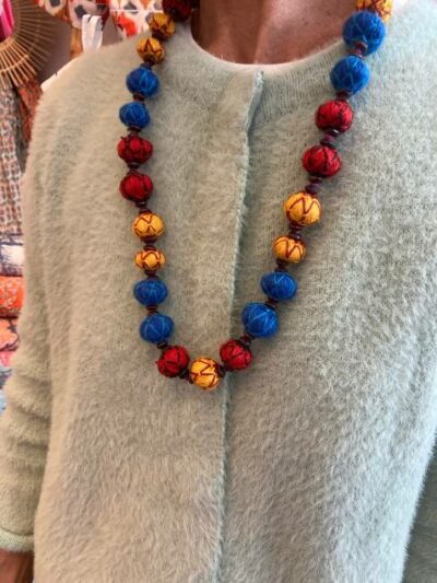 Collier fait à la main en fil de coton coloré.