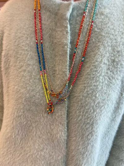 Collier en perles colorées et petite chaîne dorée.