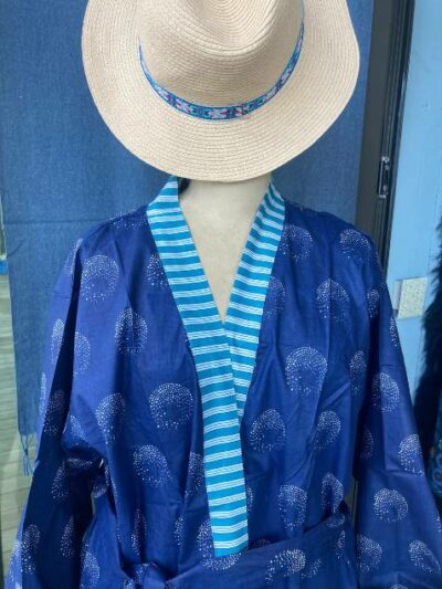 Kimono bleu long avec bordure rayée turquoise.