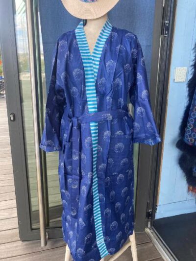 Kimono bleu long avec bordure rayée turquoise. Présent à la boutique "La Reine Outremer" à Roscoff.