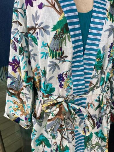Kimono long avec bordure rayée bleue et motifs d'oiseaux sur fond blanc.