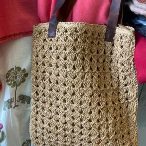 Sac en toile de Jute tressée avec une anse marron.