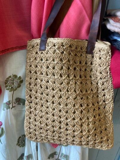 Sac en toile de Jute tressée avec une anse marron.